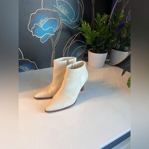 Gently Used Vince Camuto Cream Bootie. Size 9.